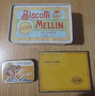 Tre scatole di latta vintage