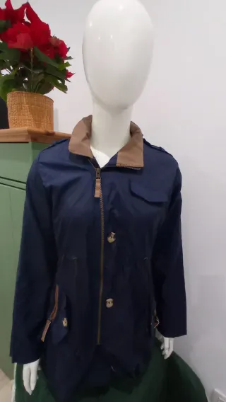 Chubasquero azul con detalles marrones