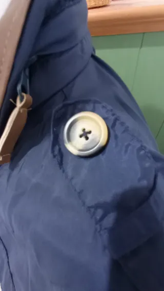 Chubasquero azul con detalles marrones