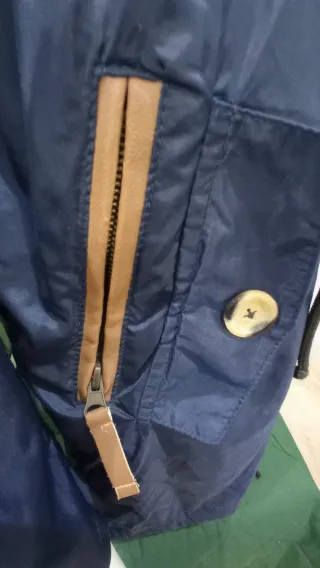 Chubasquero azul con detalles marrones