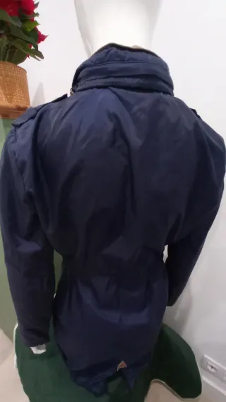 Chubasquero azul con detalles marrones