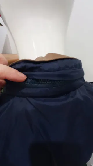 Chubasquero azul con detalles marrones