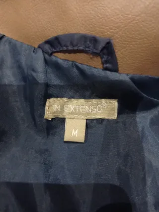 Chubasquero azul con detalles marrones