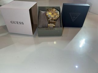 Reloj Guess Dorado con priedecitas