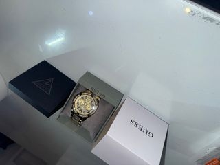 Reloj Guess Dorado con priedecitas