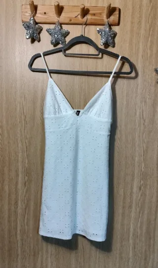 Vestido blanco corto con bordado suizo