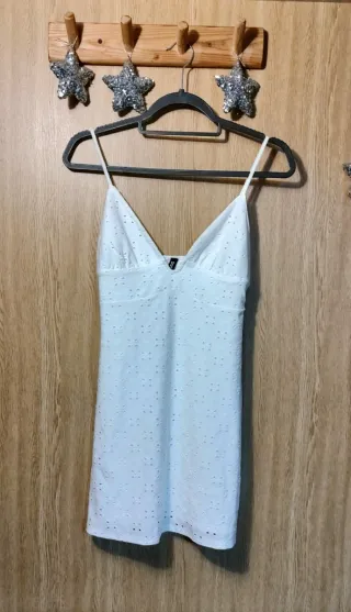 Vestido blanco corto con bordado suizo