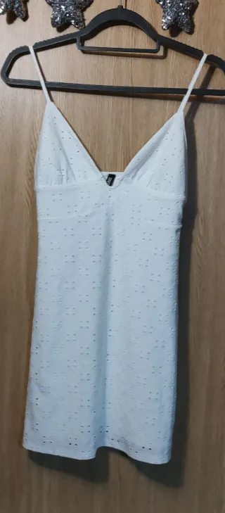 Vestido blanco corto con bordado suizo