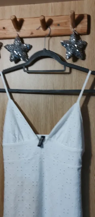 Vestido blanco corto con bordado suizo