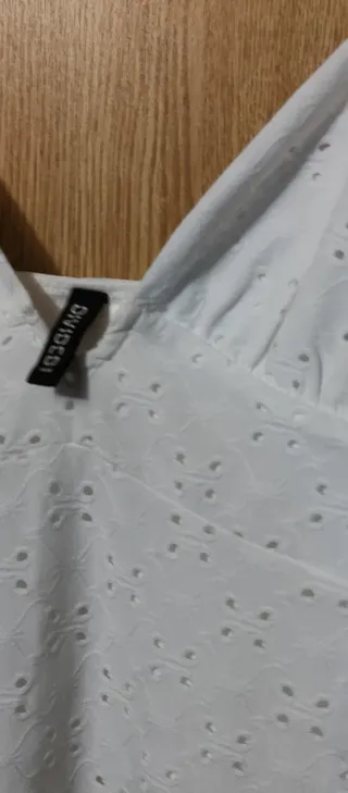 Vestido blanco corto con bordado suizo