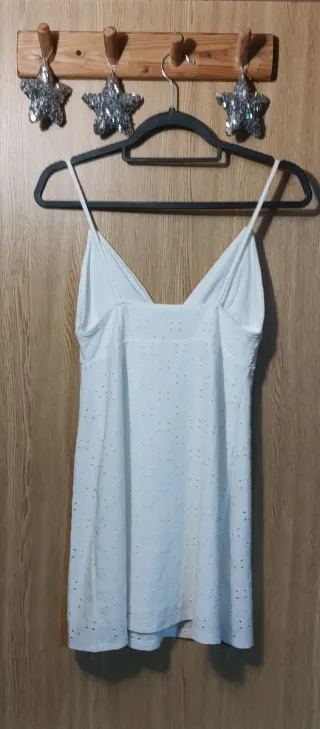 Vestido blanco corto con bordado suizo