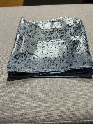 Pañuelo estampado azul y blanco