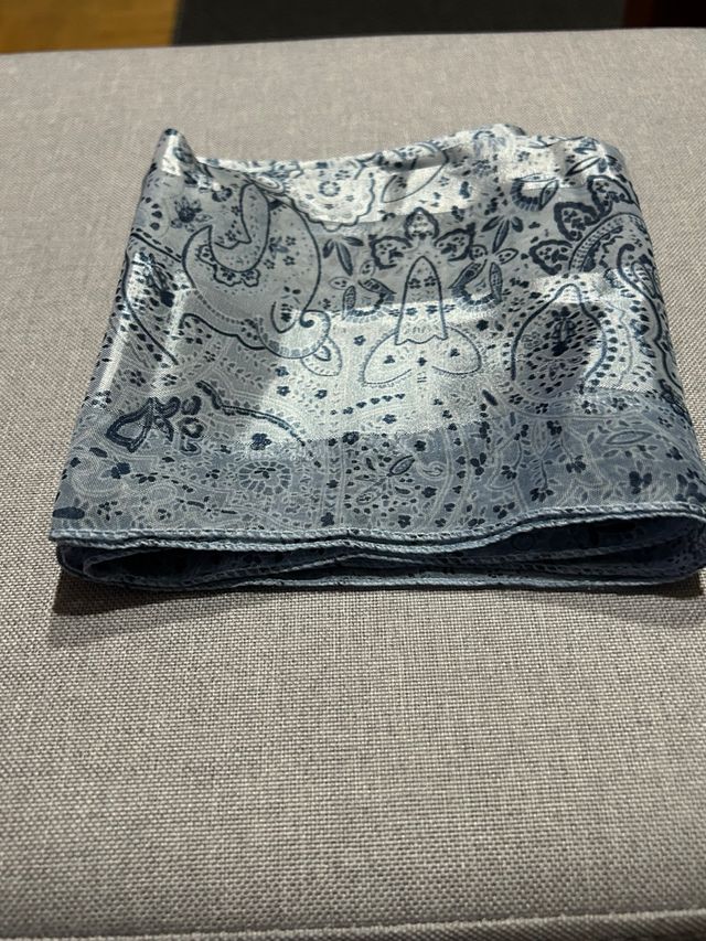 Pañuelo estampado azul y blanco