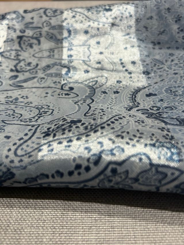 Pañuelo estampado azul y blanco