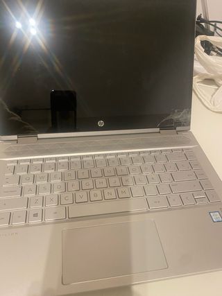 Portátil HP Pavilion Plata con pantalla a reparar.