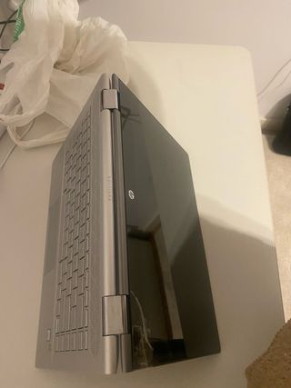 Portátil HP Pavilion Plata con pantalla a reparar.