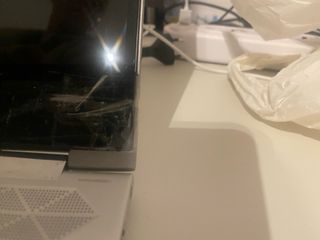 Portátil HP Pavilion Plata con pantalla a reparar.