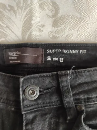 Pantalón Bershka Talla 36 Rotos
