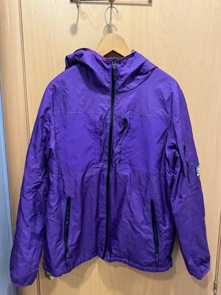 Chaqueta cortavientos morada con capucha