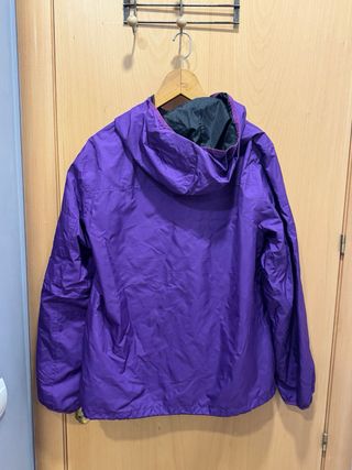 Chaqueta cortavientos morada con capucha