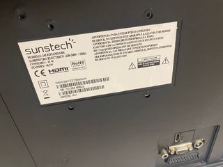 Televisión Sunstech con soporte de pared