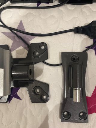 Televisión Sunstech con soporte de pared