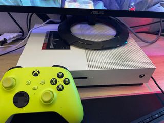 Xbox One Blanca con Mando Amarillo y Juegos