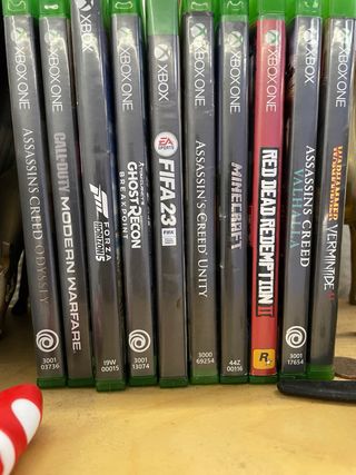 Xbox One Blanca con Mando Amarillo y Juegos