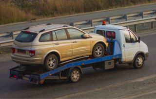portes de coche con grúa