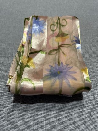 Pañuelo floral rosa y multicolor