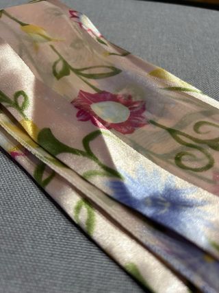 Pañuelo floral rosa y multicolor