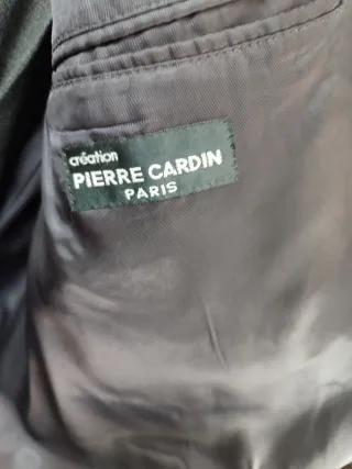 Traje de chaqueta y pantalón gris con rayas azules