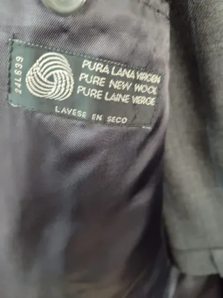 Traje de chaqueta y pantalón gris con rayas azules