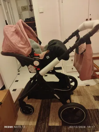 Carrito de bebé rosa