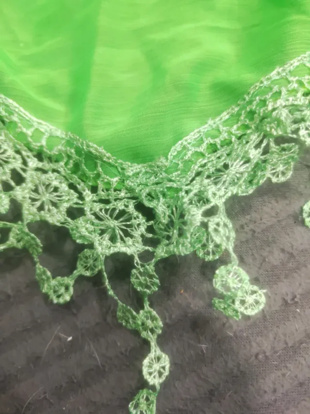 Pañuelo verde con encaje