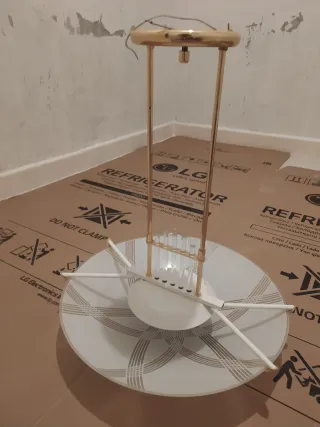 Lámpara colgante dorada y blanca