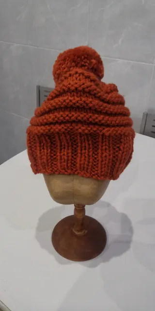 Gorro de lana naranja con pompón