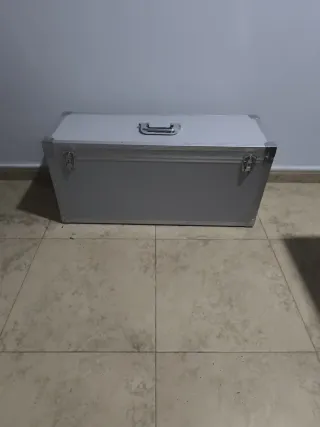 Baúl metálico plateado