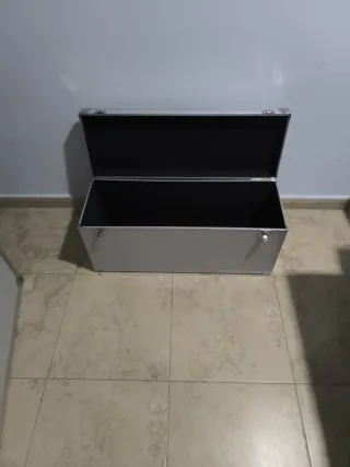 Baúl metálico plateado