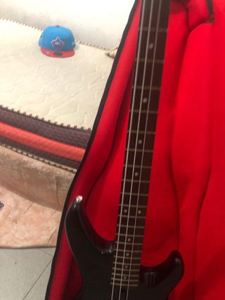 Bajo Eléctrico Negro (Falta Cuerda)