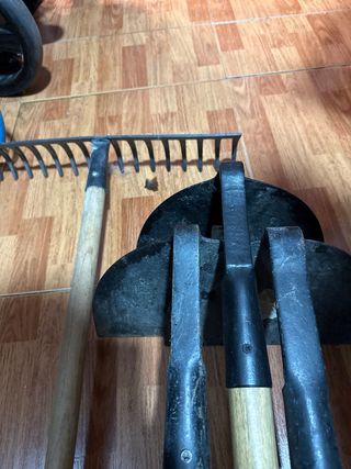 Juego 3 azadas y rastrillo Bellota