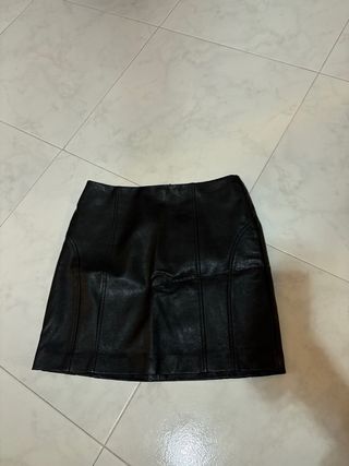 Falda de cuero negra