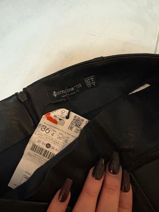 Falda de cuero negra