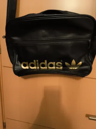 Mochila Adidas Negra y Dorada