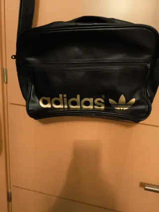 Mochila Adidas Negra y Dorada