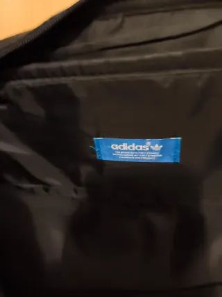 Mochila Adidas Negra y Dorada