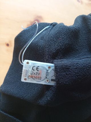 Cappelli Benetton bimbo/a neri e rossi