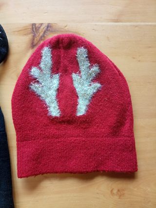 Cappelli Benetton bimbo/a neri e rossi