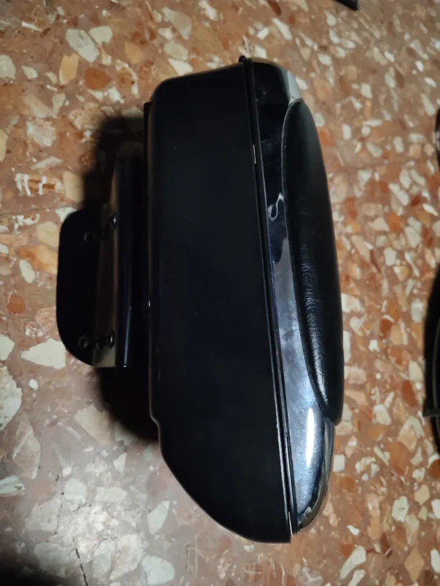 Poggiabraccio per auto nero (viti mancanti)