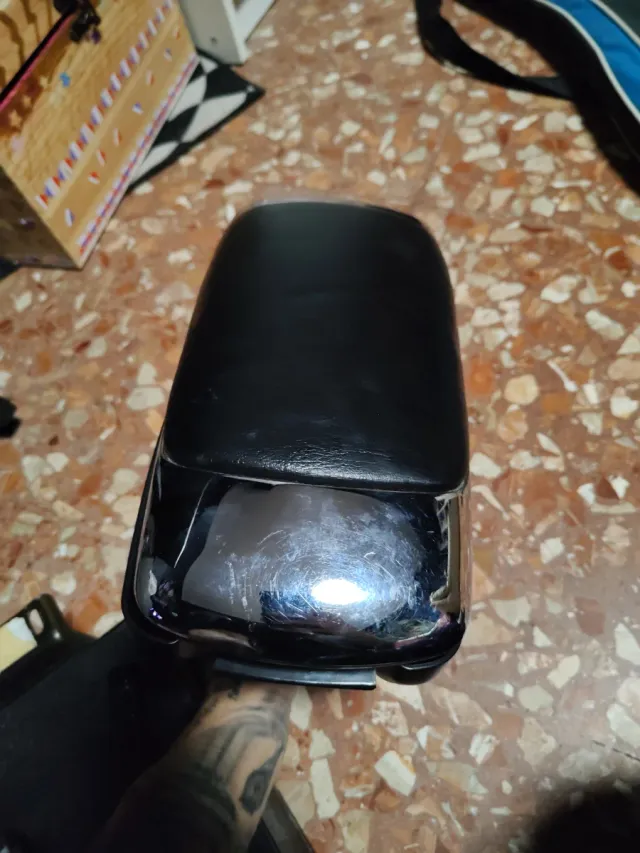 Poggiabraccio per auto nero (viti mancanti)